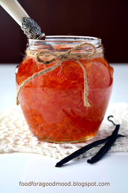 Kandyzowana skórka pomarańczowa to czasem niezbędny dodatek do ciast i deserów. Tylko, że ta kupiona w sklepie jest tak chemiczna i bez smaku, że pożal się Boże! ;) Wyjściem z tej sytuacji może okazać się własnoręczne jej przygotowanie, co jest trochę rozwlekłe w czasie, ale wcale nie jakoś bardzo absorbujące. Tak przygotowana skórka pomarańczowa pływa sobie w cukrowym syropie, ma intensywny kolor, pięknie pachnie i co najważniejsze - jest wolna od wszelakich konserwantów :) Do sernika i drożdżówki jak znalazł. Uwielbiam! :)