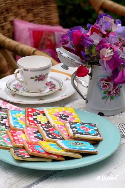 Madelief: Vintage tea in the garden