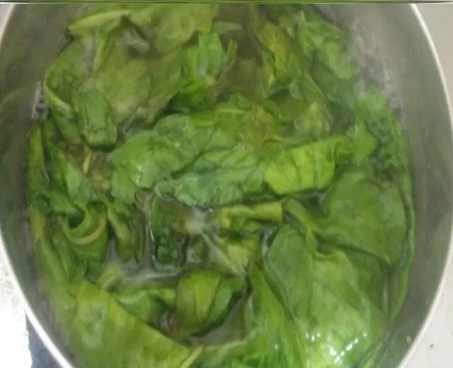 Palak-Cooking-in-boiling-water Palak-Cooking-in-boiling-water