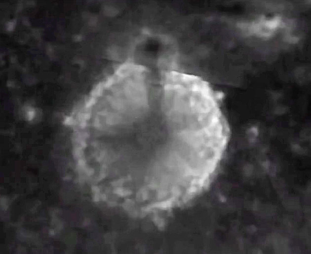 Aparentaba ser una torre sobre la superficie de la Luna, pero solo se trata de un efecto óptico causado por las sombras de dos cráteres contiguos, como se puede ver claramente en la imagen.