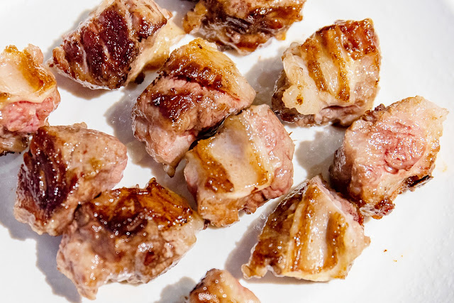 四時輕燒肉，超美清新森林系人氣燒肉！還有帥氣小鮮肉店員全程代烤為你們服務～