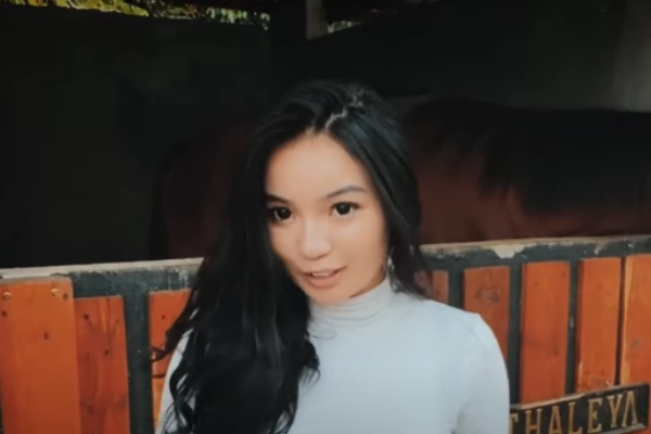 5 Gaya Monica Ardhea Olahraga, Sobat Gelembung Auto Keringetan