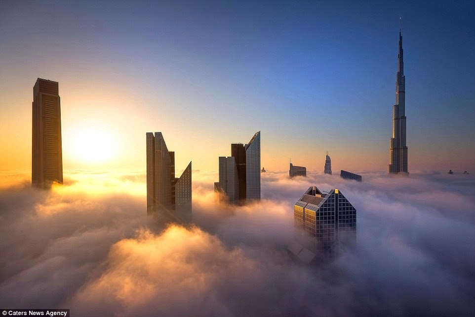 ناطحات دبي فوق الضباب وقت غروب الشمس