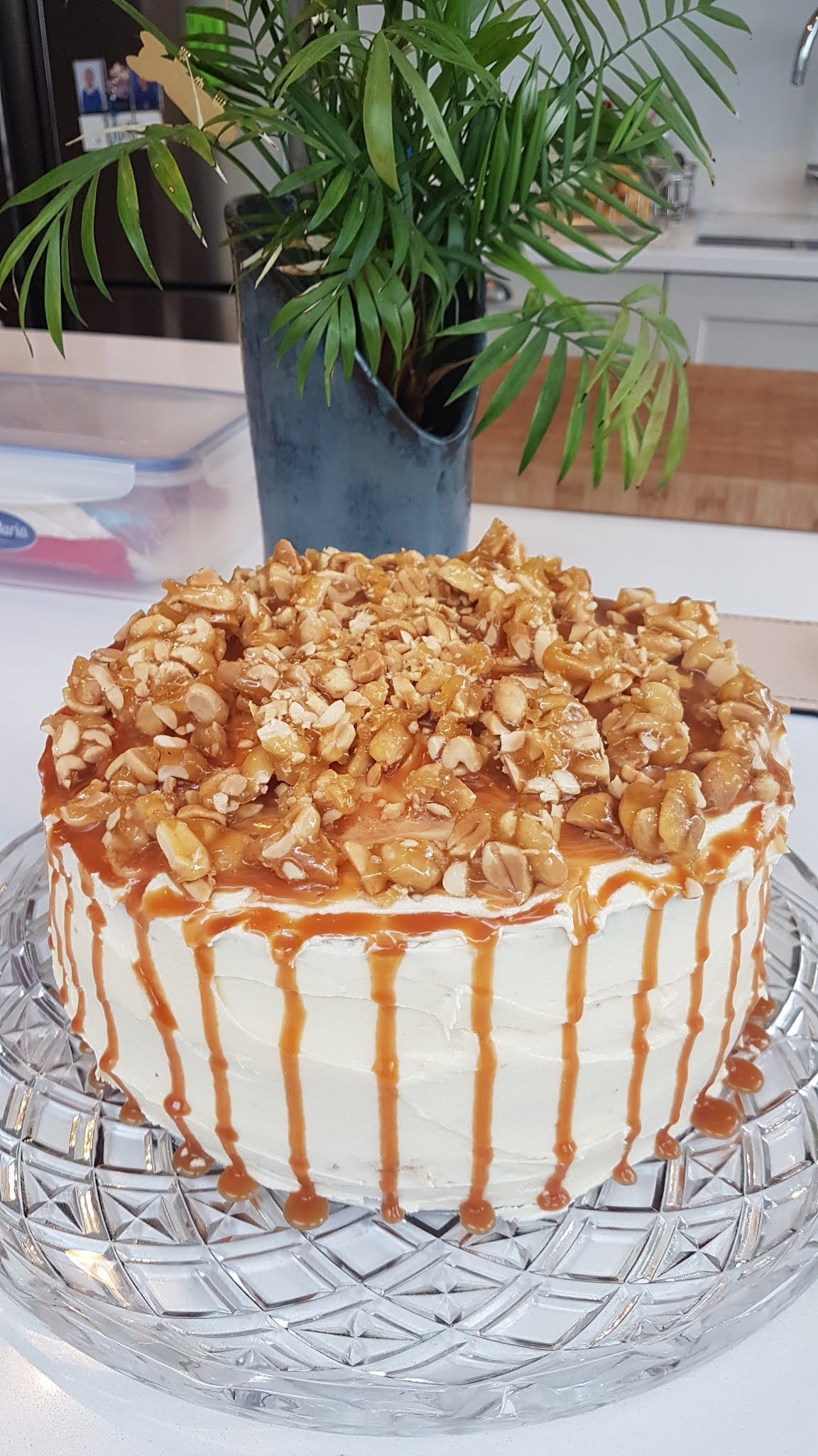 White chocolate fudge cake with caramel and pralin topping