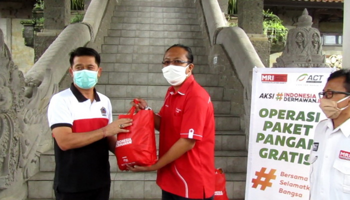 Bersama ACT, Telkomsel Bagikan Sembako untuk Warga Terdampak Corona di Klungkung