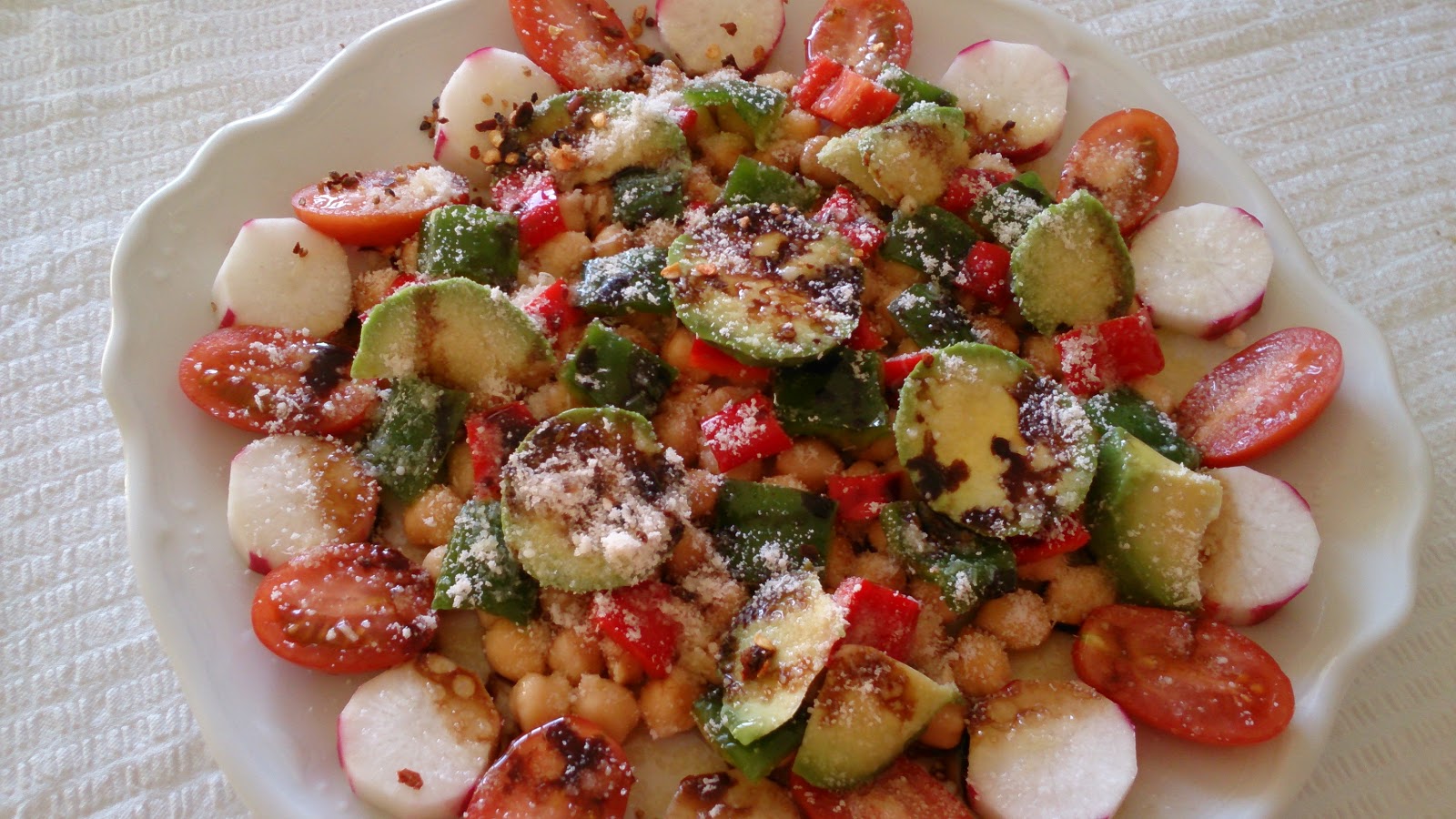 Fácil y Sano Ensalada de Garbanzos con Aguacate y Rabanitos