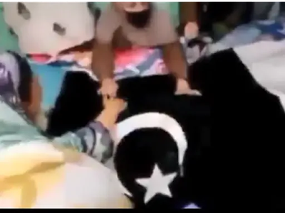 गिलानी की पार्थिव देह को पाकिस्तानी झंडे से ढकने का वीडियो वायरल गिलानी की पार्थिव देह को पाकिस्तानी झंडे से ढकने का वीडियो वायरल