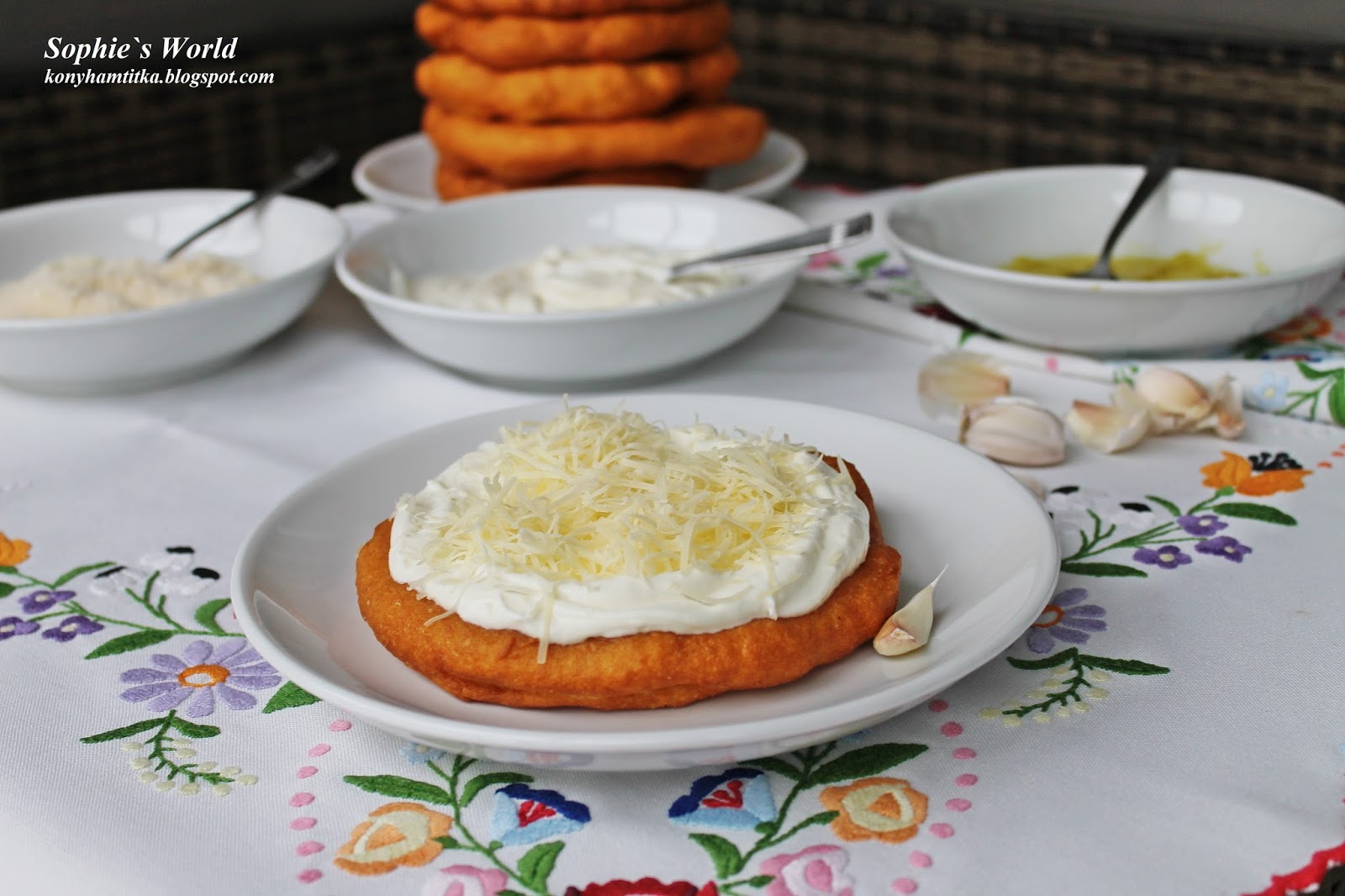 Sophie`s World : Ungarische Lángos (Langosch) mit Knoblauchcreme, Käse ...