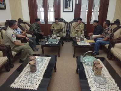 Bupati Bondowoso Merespont Baik Aksi Demonstrasi Kemarin Dan Menyambut Audensi Ahroji Ke Pendopo Bupati Bupati Bondowoso Merespont Baik Aksi Demonstrasi Kemarin Dan Menyambut Audensi Ahroji Ke Pendopo Bupati