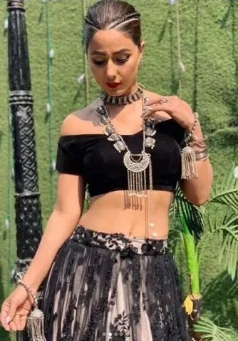 hina khan share hot pics in black dress on instagram- back to bollywood