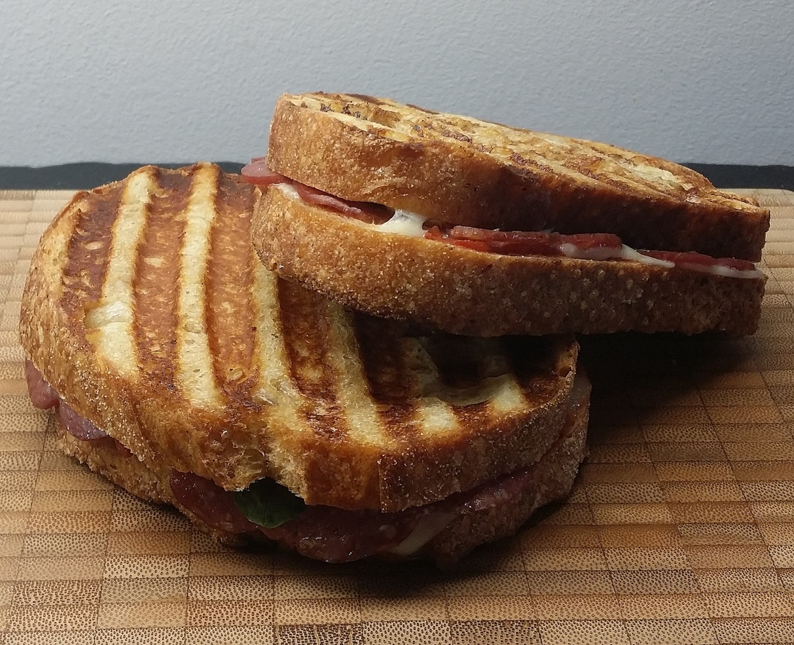 Klidmoster.dk Grillet pizzatoast med salami og gedeost...