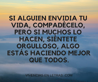 Si alguien envidia tu vida, compadécelo. atardecer con frases