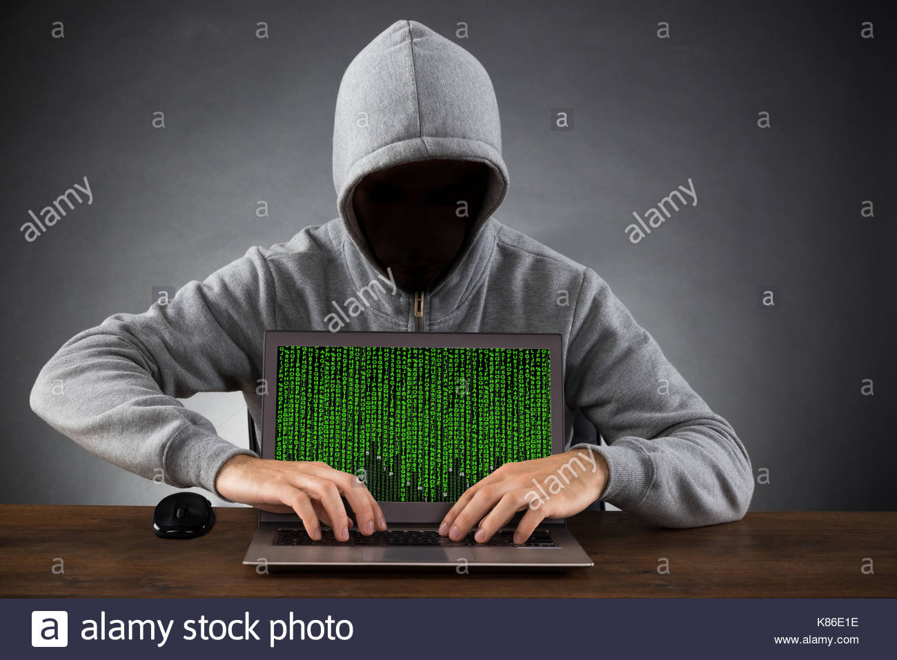 хакеры банки. хакер доллары. фото хакера на аву. профессиональный хакер. кибербезопасность.