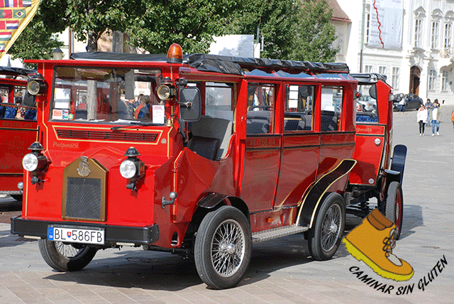 Vehiculo rojo o tren turístico de Bratislava