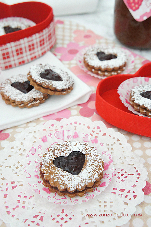 Biscotti frollini al cacao con confettura di lamponi - raspberry jam filled shortbread cookies recipe homemade