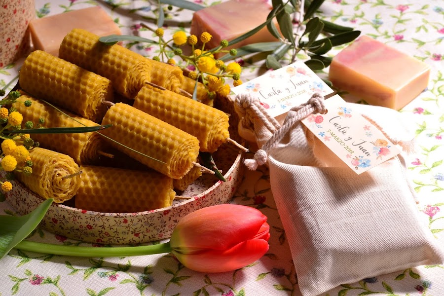 Saquitos con velas de miel y jabones para detalles de boda