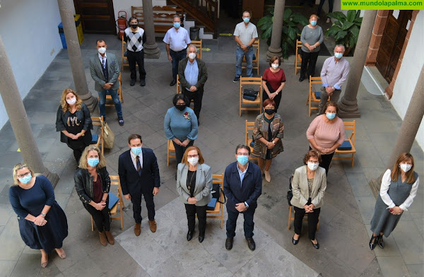 El Cabildo homenajea a una quincena de profesionales jubilados