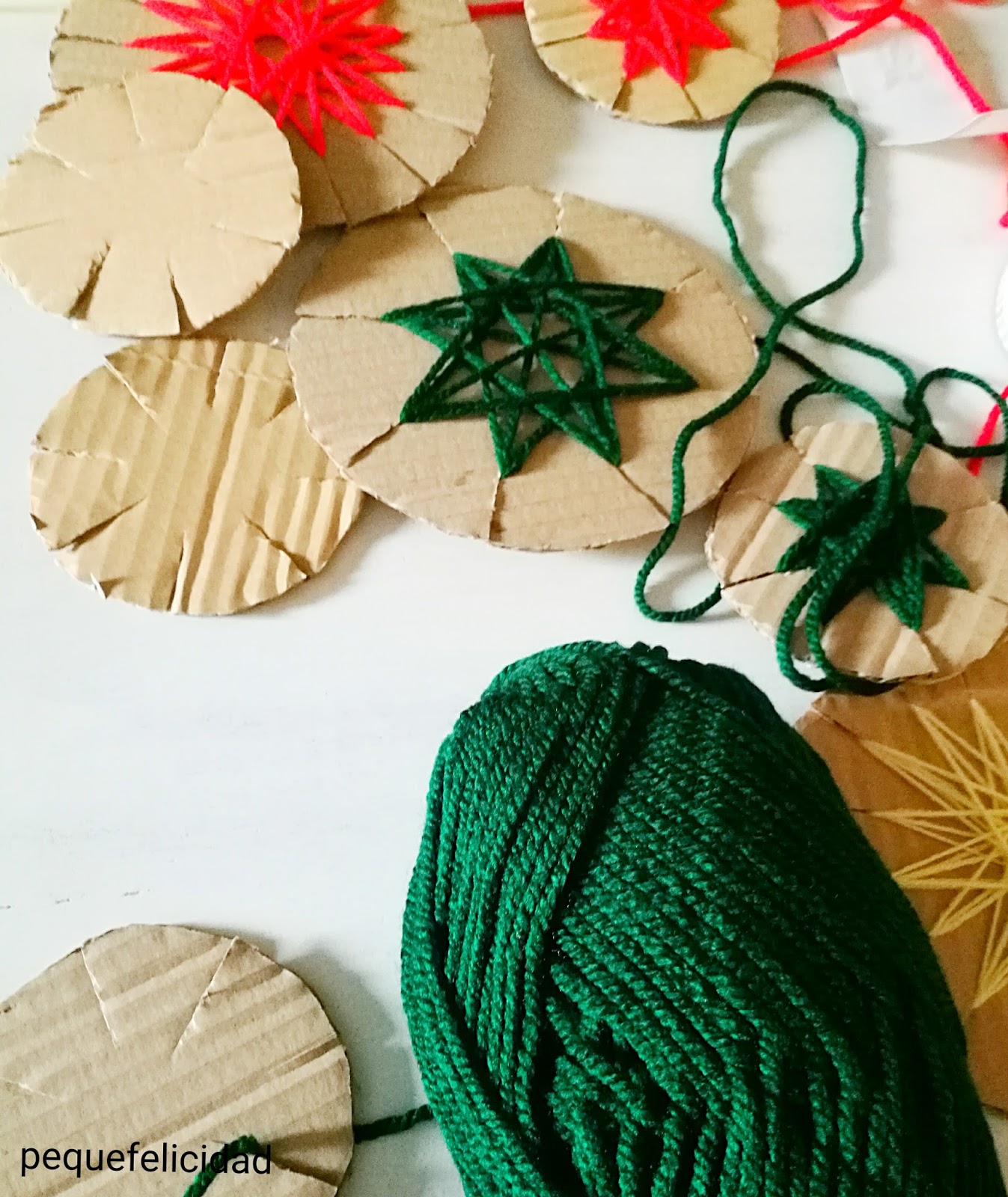 PEQUEfelicidad ADORNOS NAVIDEÑOS DIY CON CARTÓN Y LANA PEQUEfelicidad ADORNOS NAVIDEÑOS DIY CON CARTÓN Y LANA