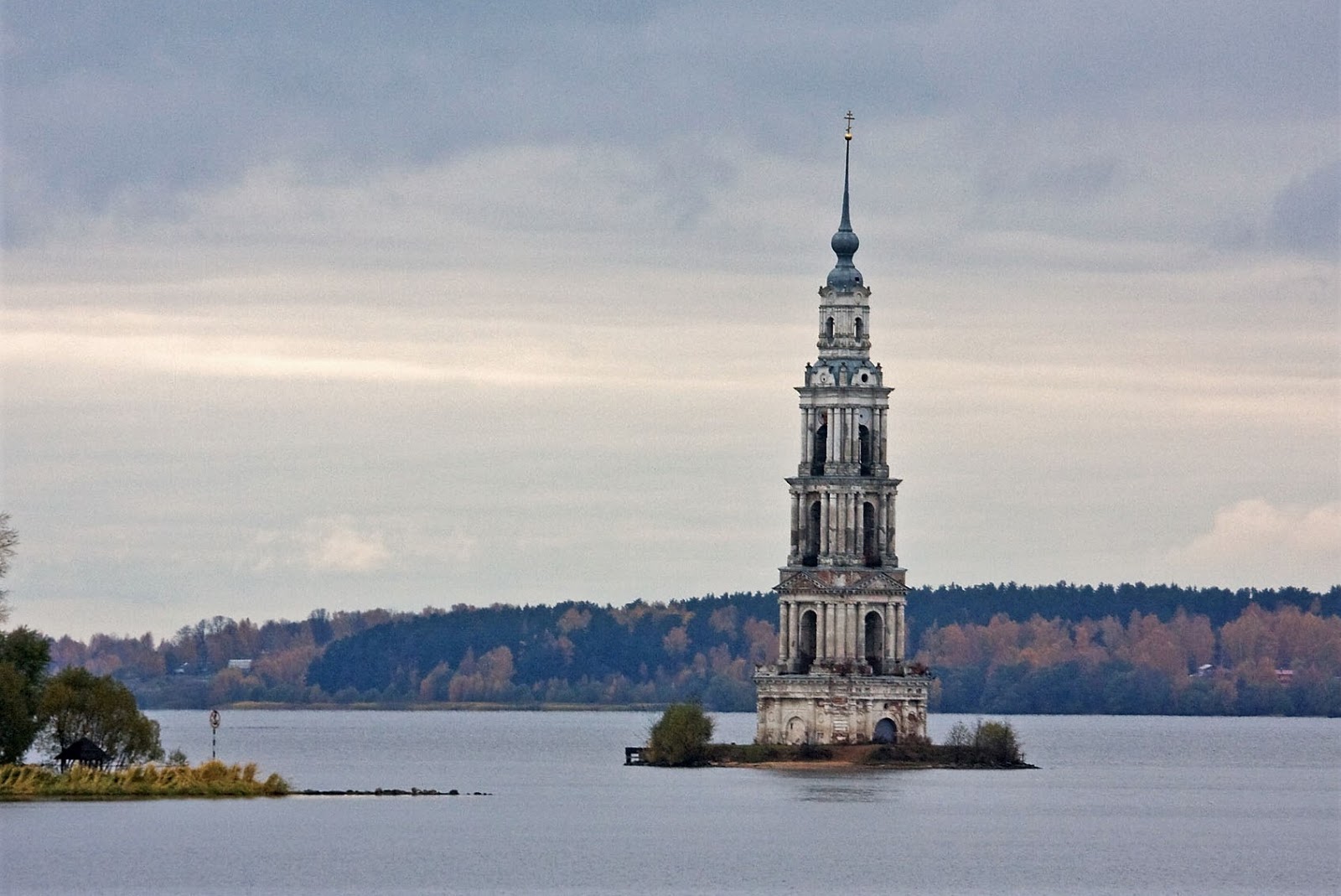 Колокольня Никольского собора в Калязине