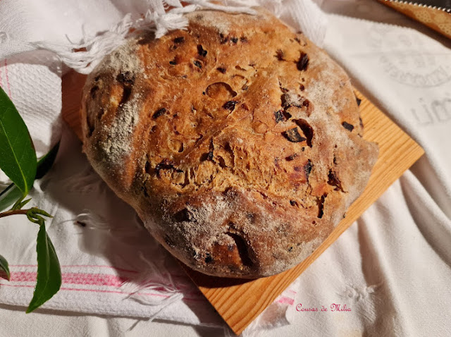 Pan con cebolla roja y panceta en horno de leña