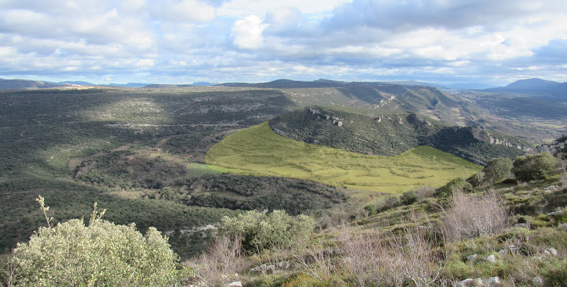 Foto del Valle del Trifont, donde se encuentran las surgencias y las cuevas. Además está indicado la banda de margas que limita la hidrología de la zona.