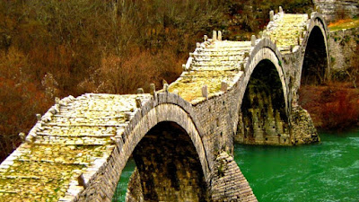 Ζαγόρι: Κινδυνεύει με κατάρρευση το γεφύρι του Πλακίδα