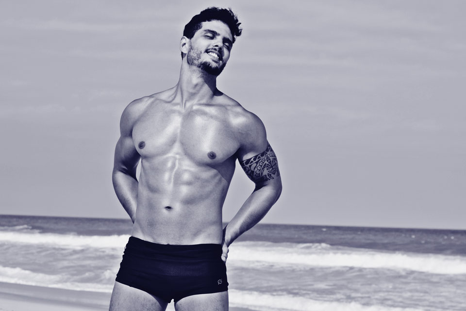 O boytatá Paulo Simas posa de sunga para ensaio sensual na praia do Recreio. Foto: Anderson Marques