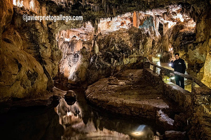 El lago a la entrada de la Sala de Pequeñas Maravillas. Cueva de Valporquero. León. Castilla y León. España. © Javier Prieto Gallego