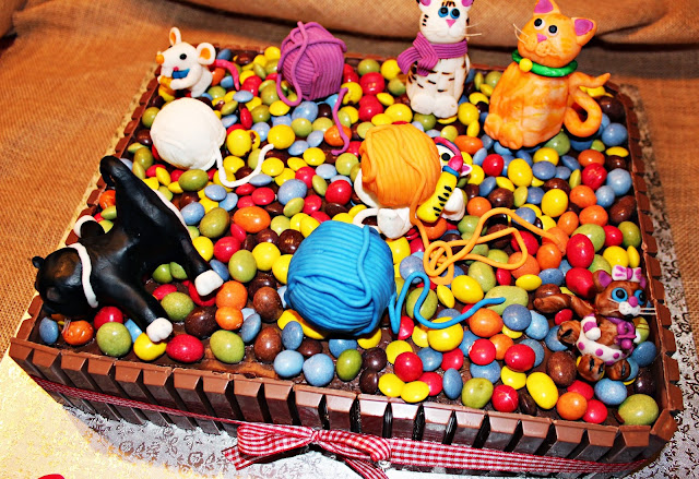 PASTEL DE CUMPLEAÑOS KIT KAT, LACASITOS Y M&M'S DECORADO CON GATOS
