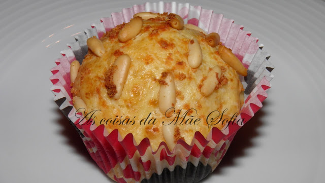 Muffins de parmesão e pinhão / Parmesan and pine nut muffins 