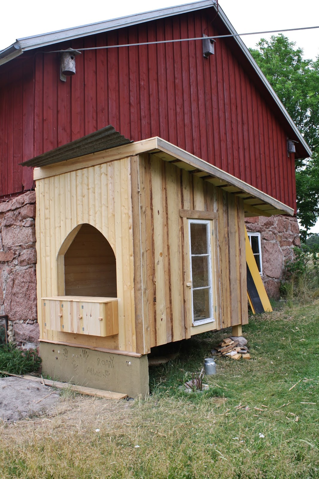 Nybonds' people June Midsommar + Chicken house