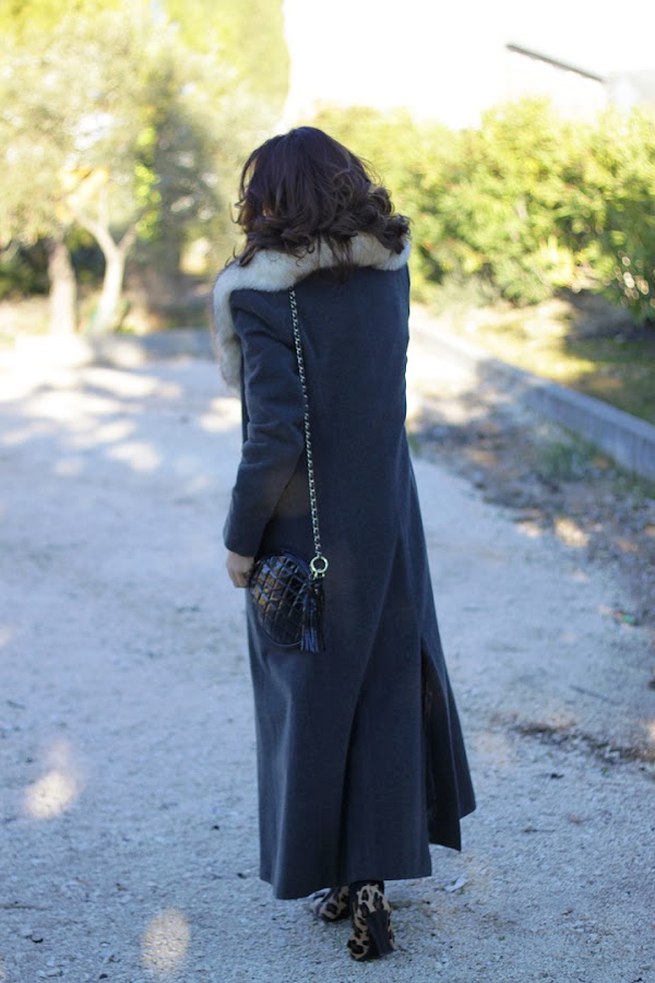 Cuello de pelo y abrigo largo