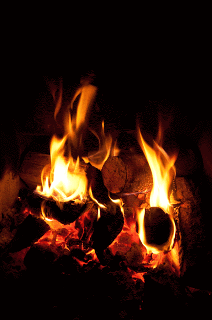 A imagem mostra uma típica fogueira junina muito comum na Região Nordeste do Brasil nesta época do ano.