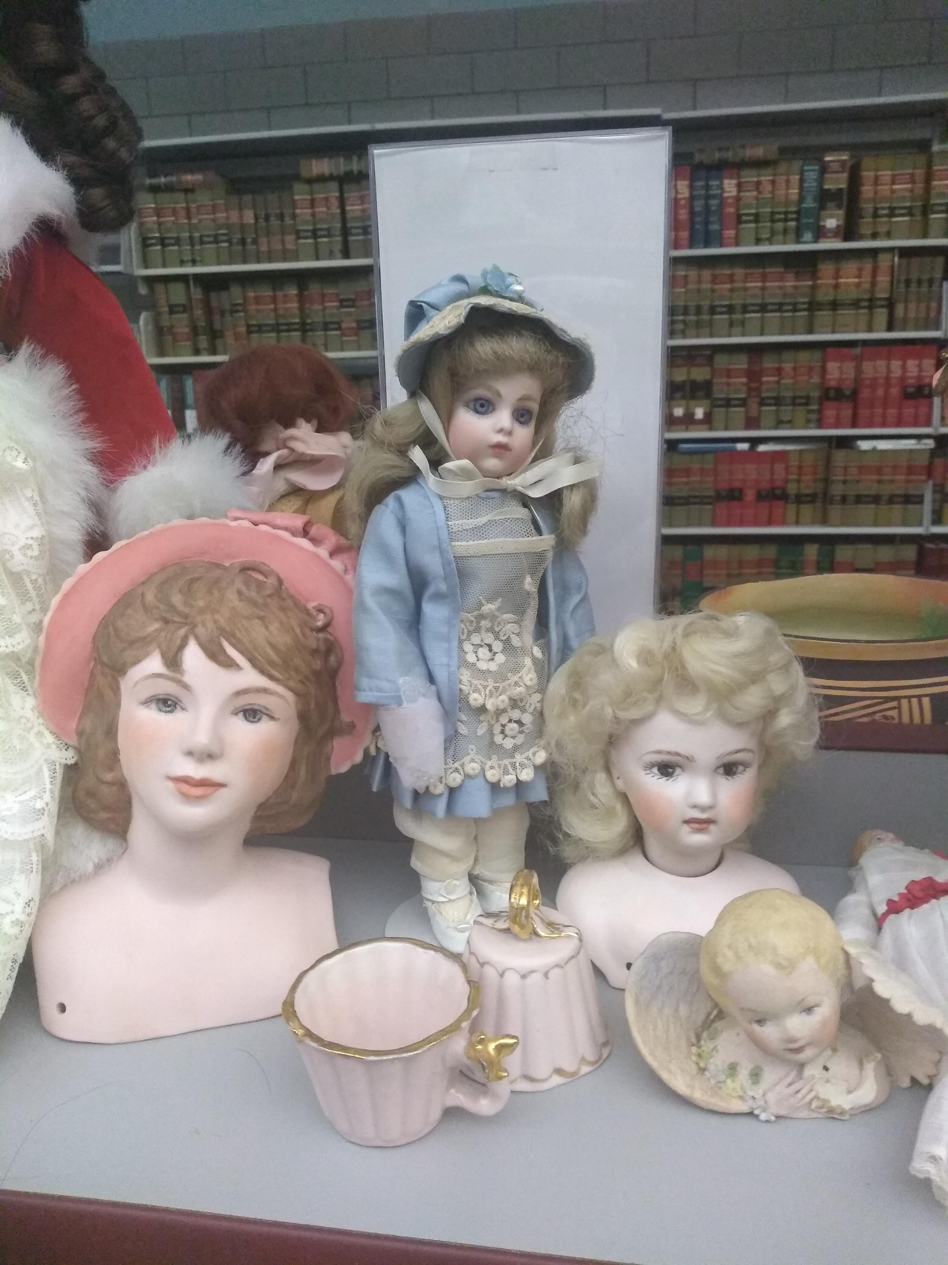 Museo de la muñeca del Dr. E American Doll and Toy Museum Progress