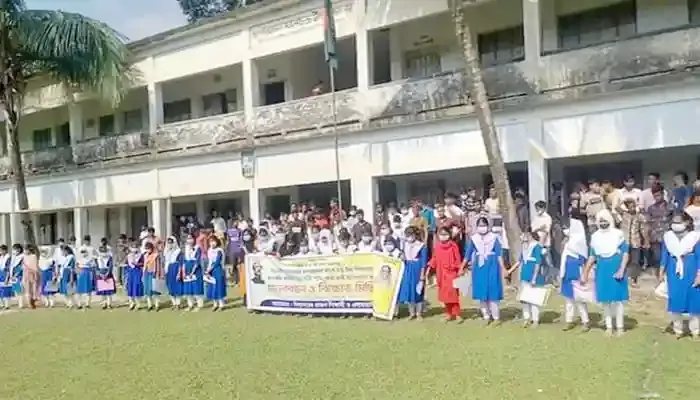 সরিষাবাড়ীতে মাদকাসক্তকে বিদ্যালয় কমিটির সভাপতি করায় মানববন্ধন