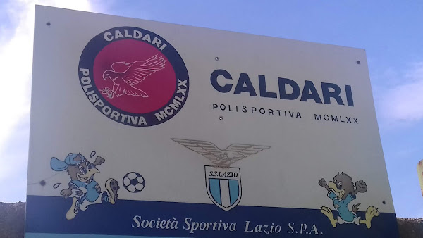 Il campo di calcio di Caldari all'abbandono: erbacce, carta, plastica e spogliatoi divelti. Emergenza totale.