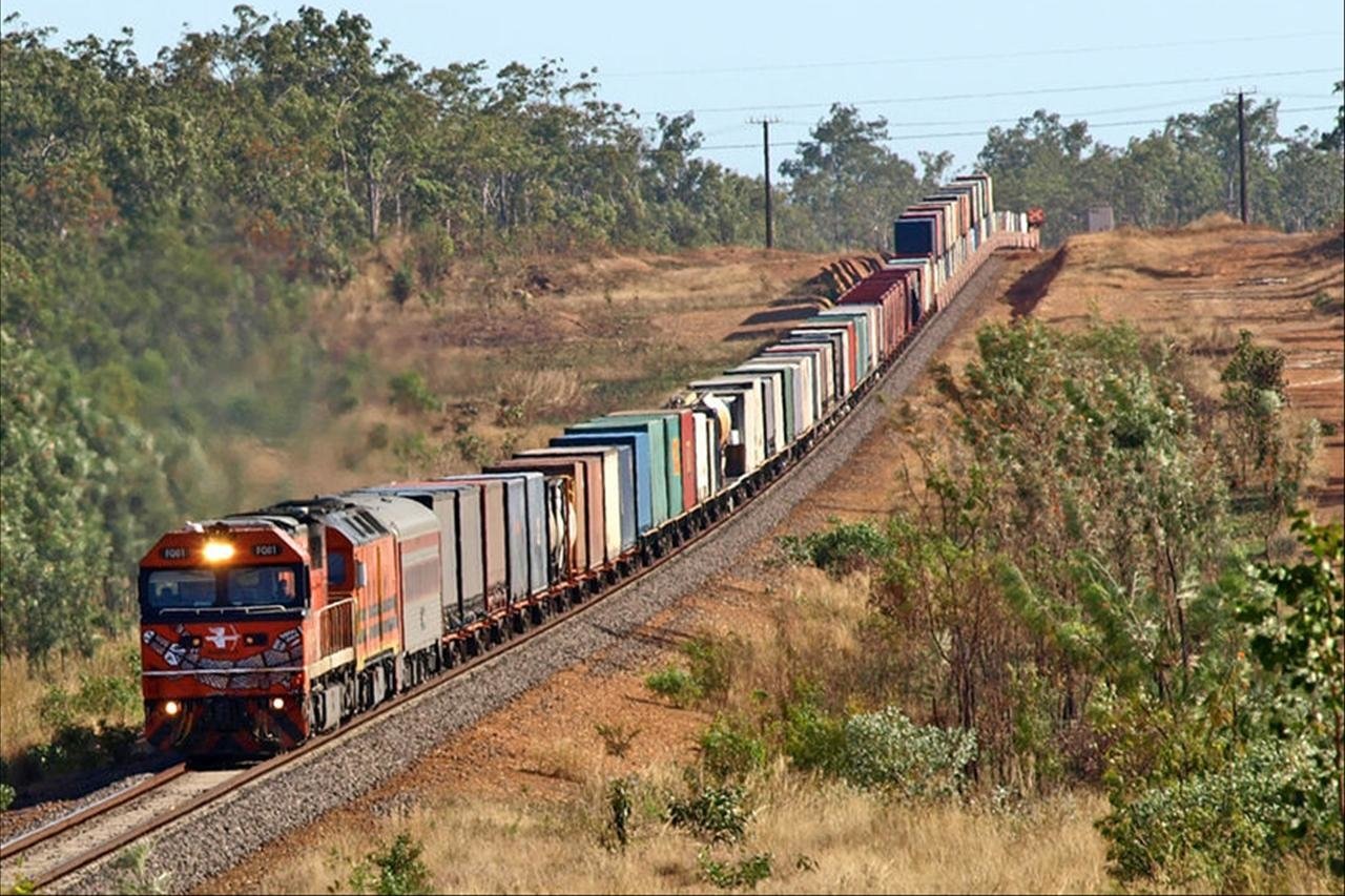 Движение товарных поездов. Трансавстралийская железная дорога. Грузовой поезд. Железнодорожный транспор. Товарный поезд.