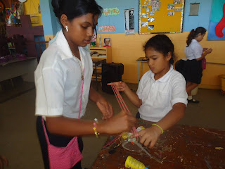 Niños creando y disfrutando su arte
