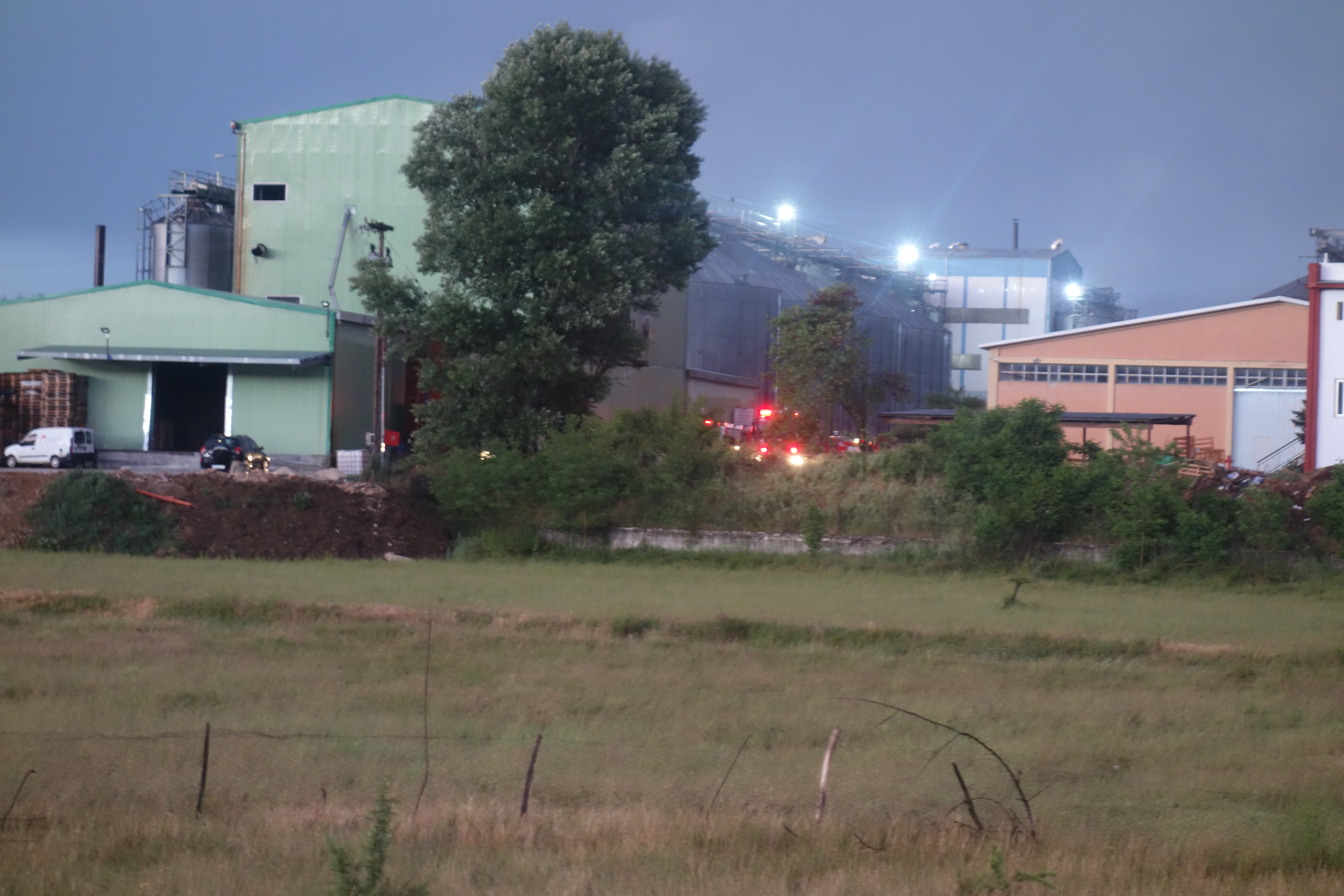 Φωτιά στο εργοστάσιο Νιτσιάκος στα Ιωάννινα