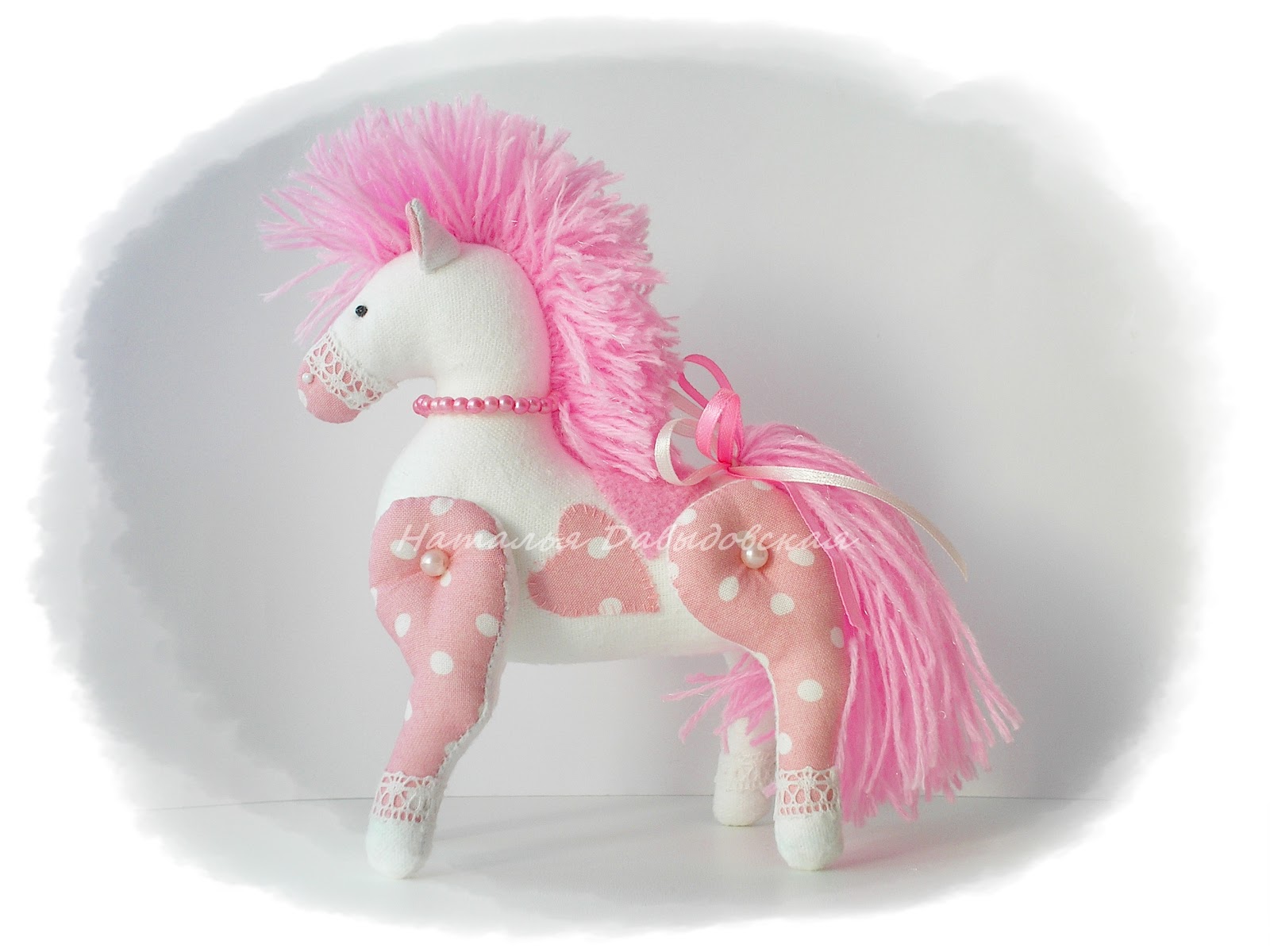 Розовый конь песни. Лошадка розовый. Розовая лошадка игрушка мягкая. Пряник лошадь с розовой гривой. Единорог с розовой гривой.