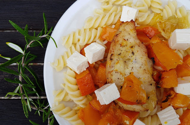 Hähnchenbrust mit Kürbis, Zwiebeln und Feta aus dem Backofen. Wir nutzen den Kürbis sowohl als Deko als auch zum Essen!