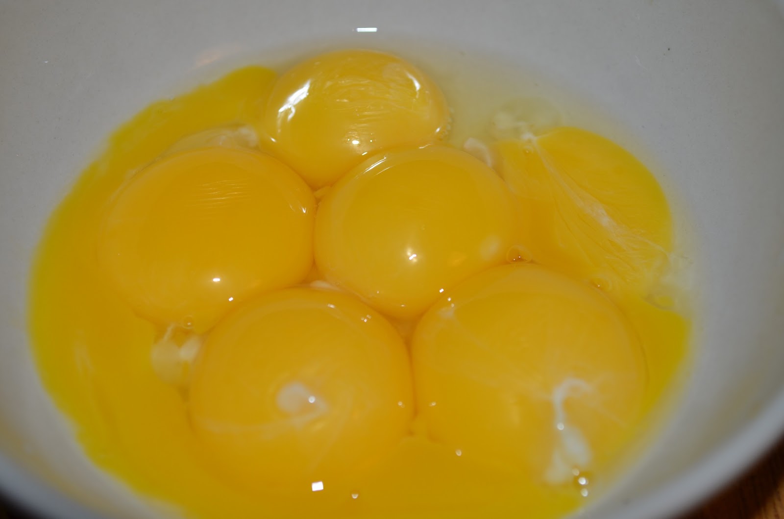 Краски на яичном желтке. Яйцо с 3 желтками. Разбитое яйцо. К желткам добавили сыр и приправы.
