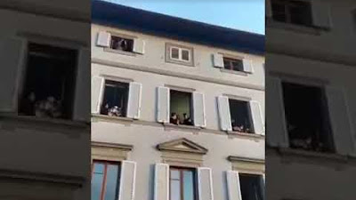 COVID-19: Orang-Orang Italia Memuji Tuhan Dari Jendela Mereka, "Betapa Besar Tuhan Kita" (Video)