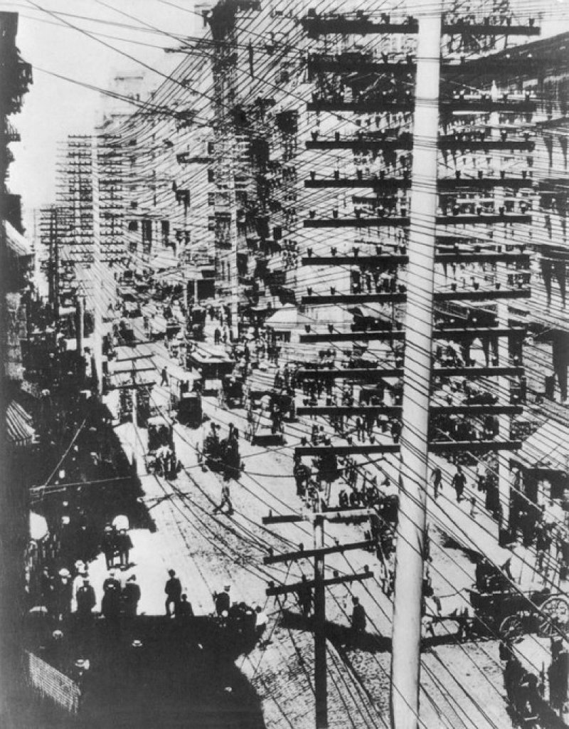 Incredible Pictures of Telephone Wires Over New York in the Late 19th