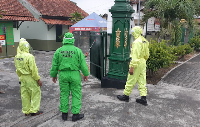 Sinergitas Koramil Dan Polsek Pedan Melaksanakan Penyemprotan Disinfektan Bersama