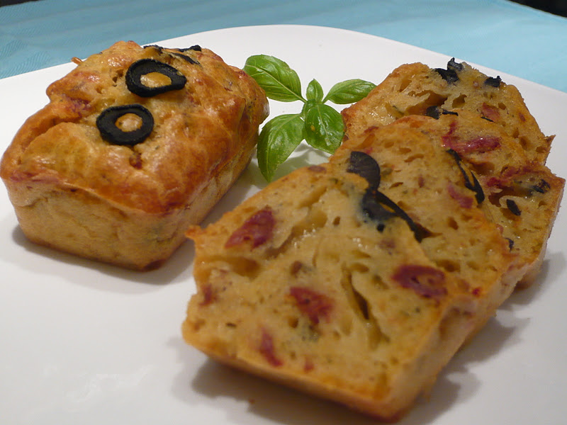 Ein Krümel in der Küche!: Mini-Cakes mit schwarzen Oliven und ...