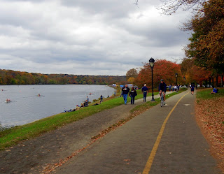 Walking along the Schuylkill River in Philadelphia 