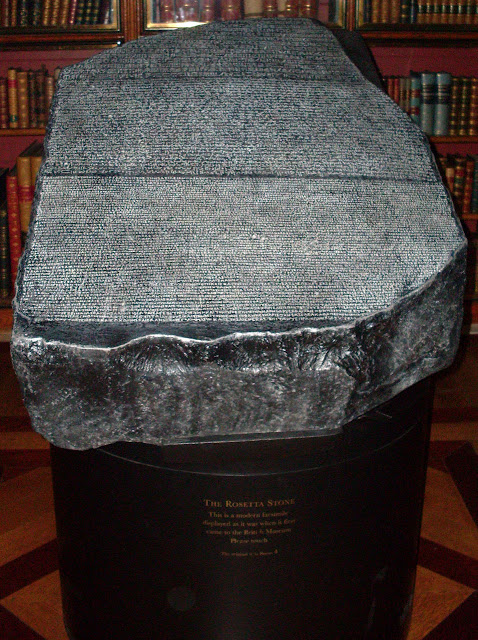Копия Розеттского камня в том виде, в каком он первоначально был выставлен, в Королевской библиотеке Британского музея.
