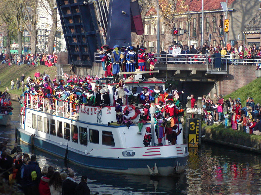 Schilderen Plaatsen excuus Opening the Sky: Netherlands: The arrival of Sinterklaas (Santa Claus) in  mid-November from Spain