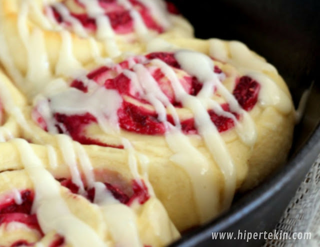 RASPBERRY CREAM CHEESE SWEET ROLLS